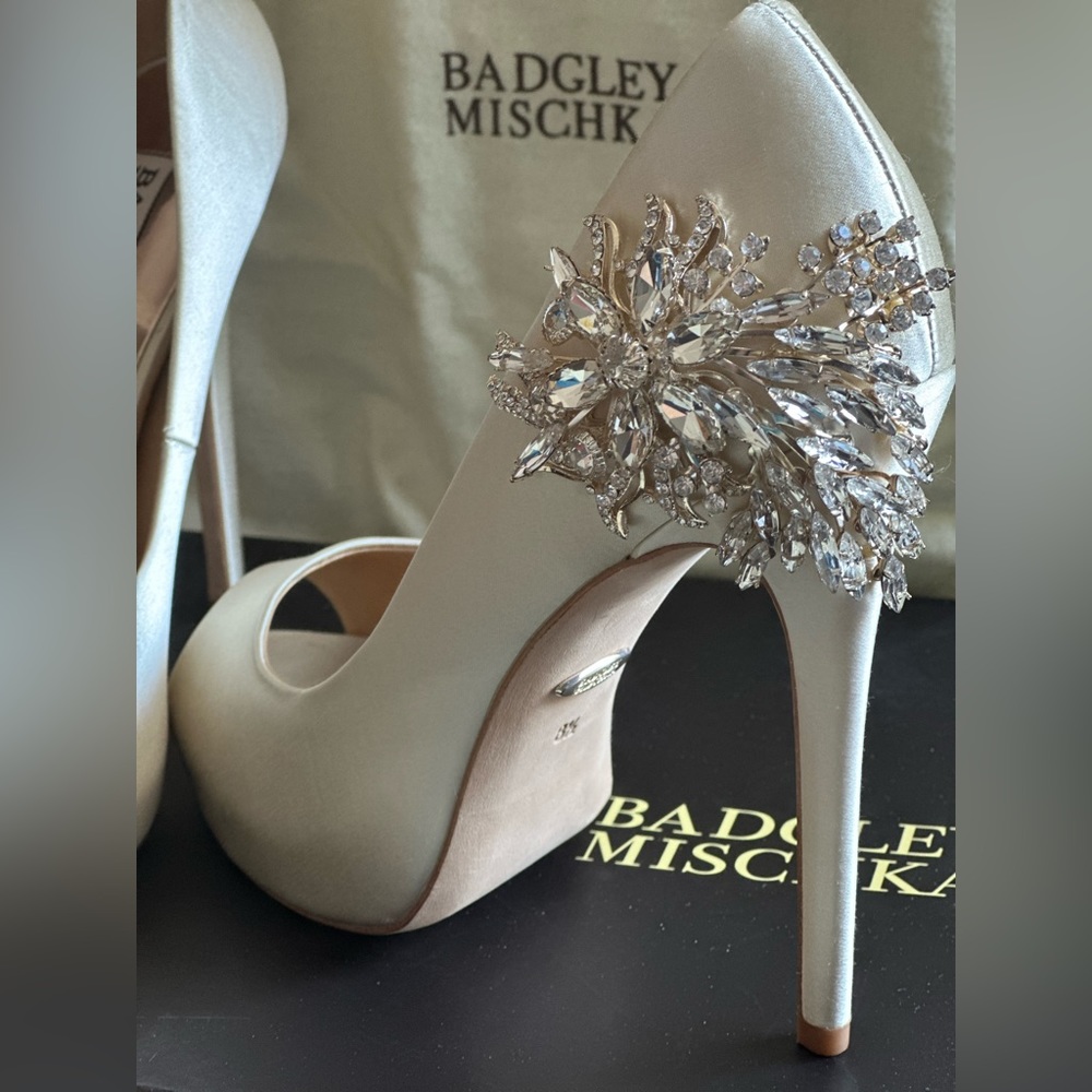 Badgley Mischka Ivory Shoes w/ Crystals size 8.5 style Marcia - Picture 4 of 13